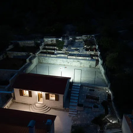 Didova Kuca, Kamena Sa Bazenom U Blizini Rogoznice