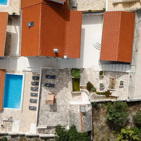 Didova Kuca, Kamena Sa Bazenom U Blizini Rogoznice *