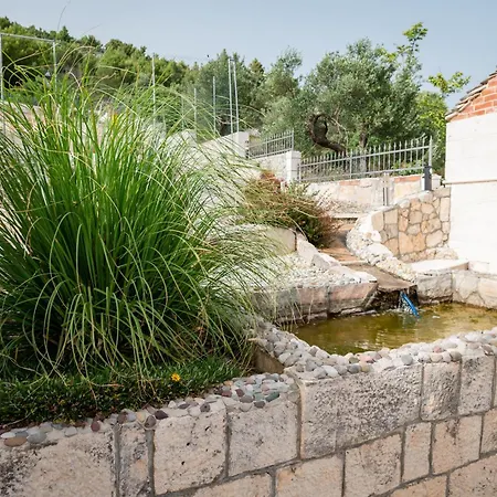 Villa Didova Kuca, Kamena Sa Bazenom U Blizini Rogoznice *