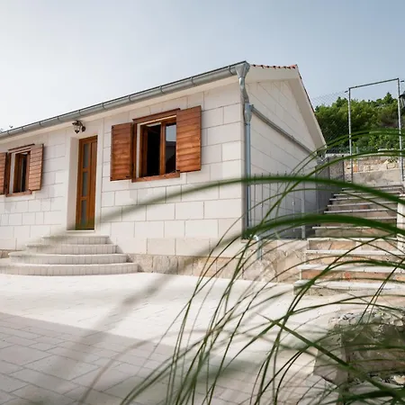 Didova Kuca, Kamena Sa Bazenom U Blizini Rogoznice Podorljak