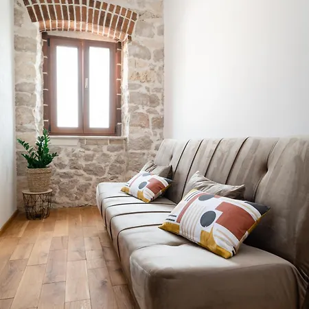 Didova Kuca, Holiday Home With Private Pool Near Rogoznica,Sleeps 9 Podorljak