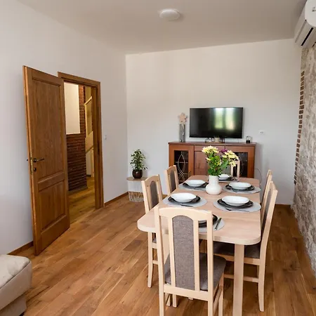 Didova Kuca, Holiday Home With Private Pool Near Rogoznica,Sleeps 9 Podorljak