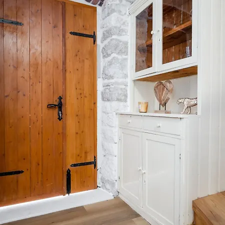 Didova Kuca, With Private Pool Near Rogoznica,sleeps 9 Villa *