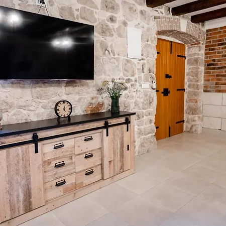 Didova Kuca, Holiday Home With Private Pool Near Rogoznica,Sleeps 9 * Podorljak