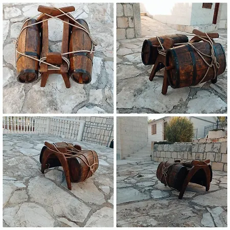 Didova Kuca, Kamena Sa Bazenom U Blizini Rogoznice