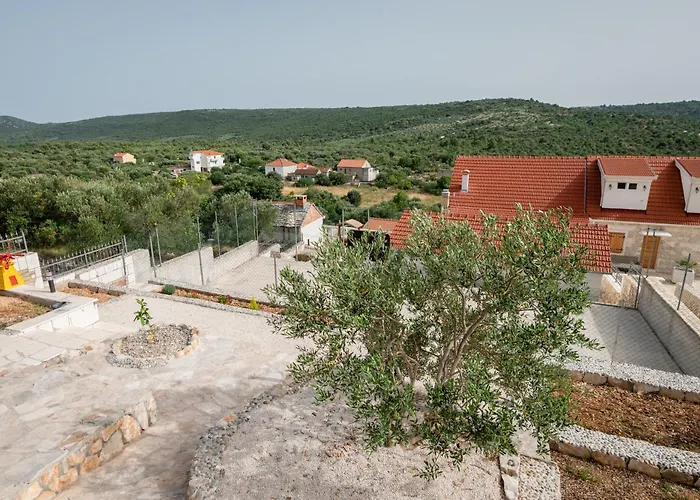 Didova Kuca, With Private Pool Near Rogoznica,sleeps 9 别墅