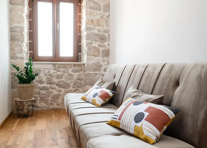 Didova Kuca, With Private Pool Near Rogoznica,sleeps 9 Podorljak