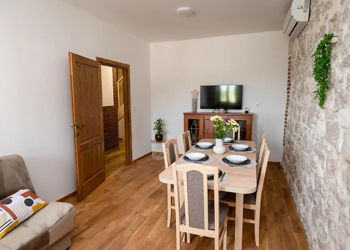 Didova Kuca, With Private Pool Near Rogoznica,sleeps 9 Podorljak