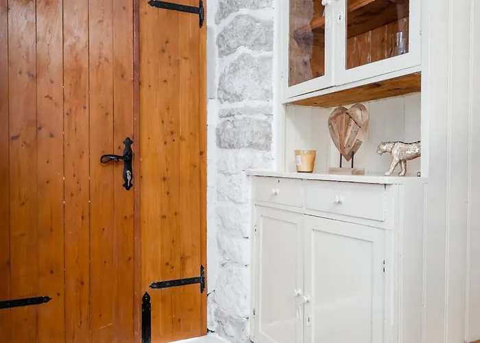 Didova Kuca, With Private Pool Near Rogoznica,sleeps 9 别墅 *