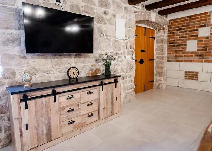 Didova Kuca, With Private Pool Near Rogoznica,sleeps 9 * Podorljak